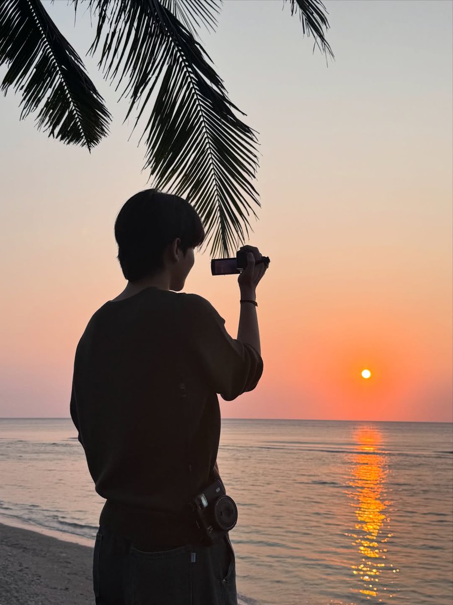 gmanetwork's tweet photo. POV: Sunset date with #SB19’s Justin 🔆💛

📷: jahdedios on Instagram

#JustinDeDios https://t.co/6izPvHBWXK