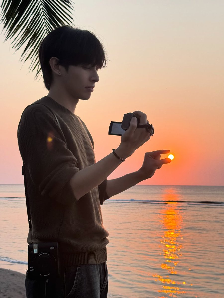 gmanetwork's tweet photo. POV: Sunset date with #SB19’s Justin 🔆💛

📷: jahdedios on Instagram

#JustinDeDios https://t.co/6izPvHBWXK