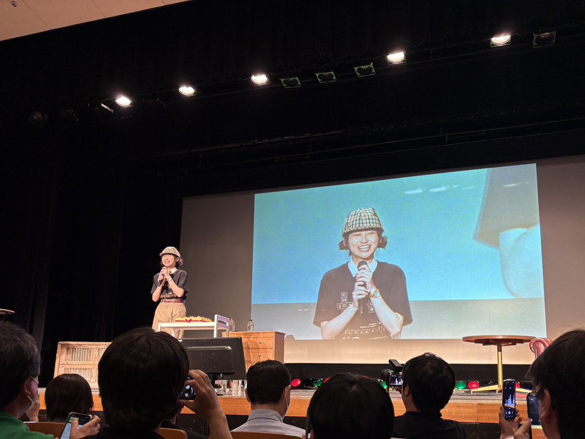 kage_jun96's tweet photo. 2部は3列目でめちゃくちゃ近かった！
日向坂を卒業しても会える機会があるのは嬉しいです。
陽菜ちゃんも自然と人を笑顔にさせるのは変わらず、とても楽しかったです
誕生日・活動10周年おめでとう！
フォトエッセイが発売されるのが楽しみ
 #影山優佳からの挑戦状 https://t.co/RQUD04HJWx