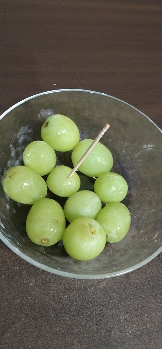 stilnotfoundx_x's tweet photo. So why are they're called white grapes when they're green #thinking 🤔 https://t.co/qxqmenRGu4