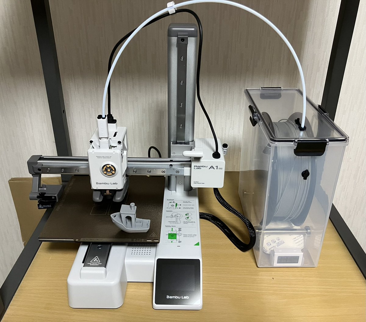 kayu_a10's tweet photo. 外の蘭を置く場所なのスノコがボロボロだったから取り替えて
3Dプリンター箱から出して組み立てて
この機種を買った殆どの人が通るであろう最初から入ってる船のファイルをプリントしてみた。 https://t.co/IO7paiXF11
