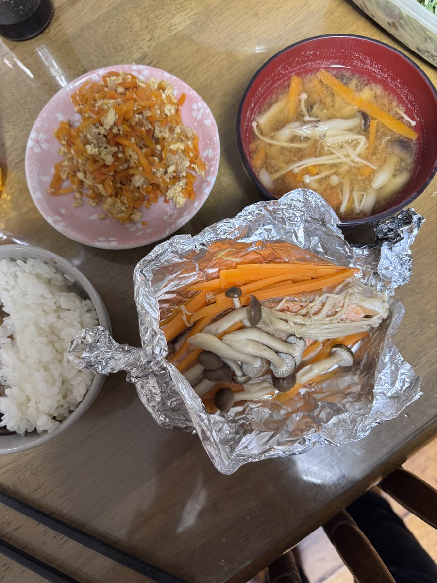 hazuaka's tweet photo. ねぇね作晩ごはん。

🍅🥕🫑は、お嬢の食後のおやつだそうです笑笑 https://t.co/KINImmqwkJ