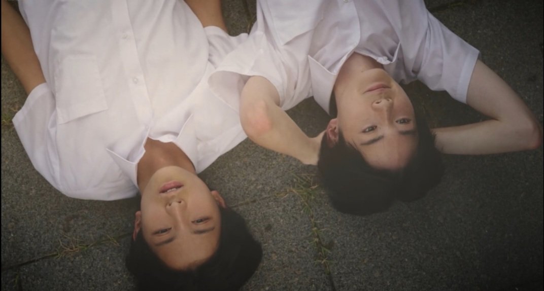 J'ai pas de commentaire particulier, si ce n'est qu'il faut admirer la photographie. J'aime bien ses plans, surtout celui de Zen qui travail seul. Ou celui des deux adolescents avec un angle qui nous les montre à travers l'eau.

#FakeFactLipsEp2
#FakeFactLips