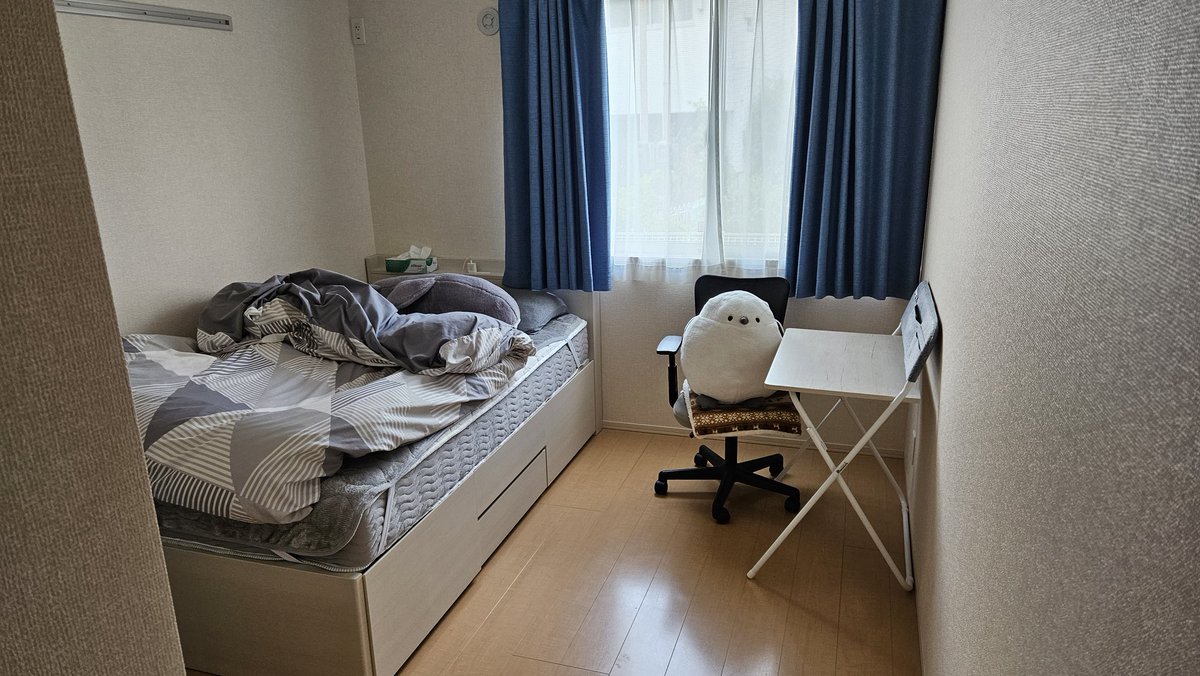 hkb53's tweet photo. 次男
転勤で約1年間、お世話になった部屋に別れを告げます。
店舗の仲間からの寄書きみて、良き仲間達に恵まれてたんやなぁ…と感じました。新天地で半年、そしてそこからまたまた移動で大変やけど頑張れ✊‼️ https://t.co/P8yDHKd3HX