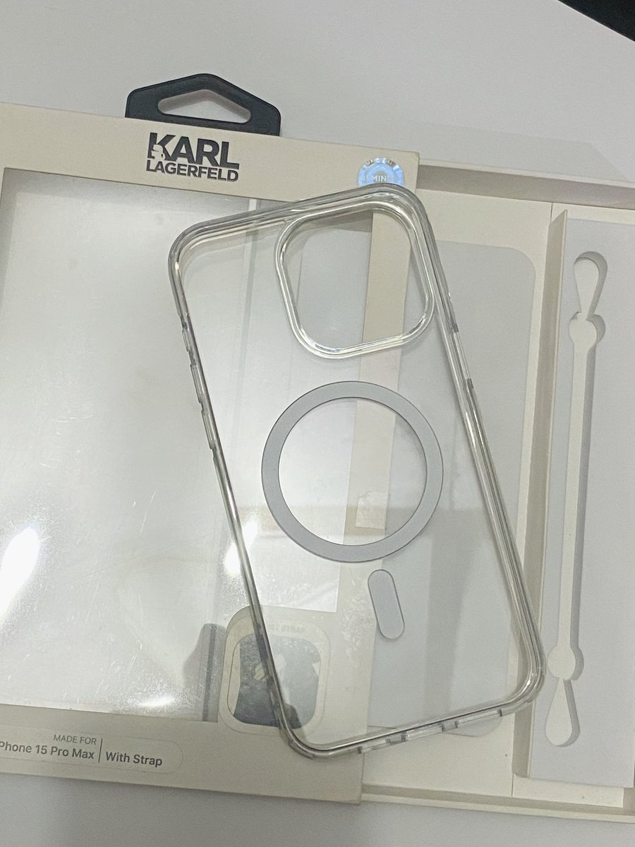 peachezty's tweet photo. wts case hp karl lagerfeld for iphone 15 pro max, dus masih ada ya minus strapnya hilang dimainin keponakan. 
belum pernah dipake sm sekali, masih bagus bgt. over aja di dm. dom jkt bisa via 🍊or manual https://t.co/pZVVxAyDTQ