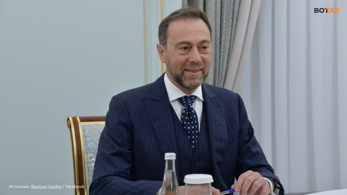 Бывшего посла Италии в Узбекистане арестовали за незаконную выдачу виз россиянам

Об этом сообщает La Repubblica. Пьергабриэле Пападиа обвиняют в незаконной выдаче шенгенских виз. По версии следствия, Пападиа и его предполагаемая сообщница Татьяна Тараканова брали с россиян от