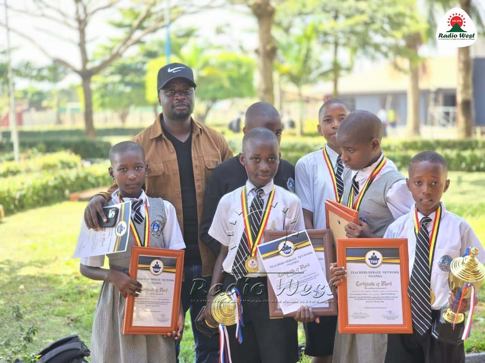 radiowestug's tweet photo. Eishomero erya Parental Care Nursery and Primary, Bushenyi barangiriirwe nk’abasingire empaka z’okuhajana z’eihanga ryoona ahabw’orurengo rw’amashomero aga Primary obwo barikusinga Pearl Junior School, Bushenyi.

#WestUpdates 

📸: @mugizibruno 

1/2 https://t.co/HE2qXEdJY0