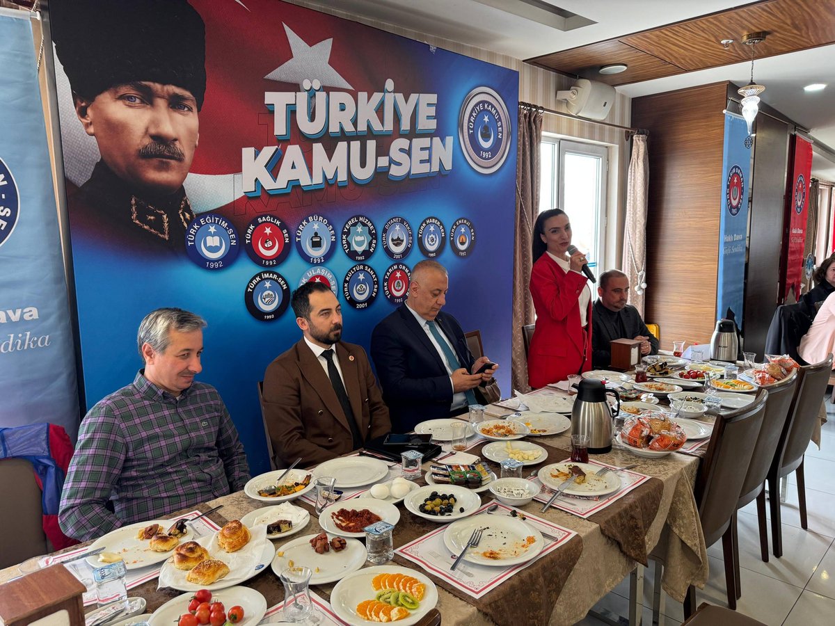 ttosgm's tweet photo. Anneler Günü Kutlu Olsun...
Sendikamız Genel Merkez Yönetim Kurulu olarak, Ankara Şubelerimizin Yönetim Kurulu üyeleri, kurum temsilcilerimiz ve kadın üyelerimizin katılımı ile Sendika Genel Merkezimizde anneler günü etkinliği düzenledik.
Açılış konuşmasını yapan 36 Nolu Ankara Şubemizin Başkanı ve Kadın Komisyonu Başkanımız Banu YAKAR tüm katılımcılara katılımlarından dolayı teşekkür etti. Akabinde günün anlam ve önemini belirten konuşmaları Genel Sekreterimiz Mustafa BUYRUK yaptı.  Tüm annelerin ve anne adaylarının anneler gününü kutladı. Bizler büyük bir ailenin neferleriyiz. Kendi evimizde aile bireylerimizle bir araya gelmenin haklı gururunu ve mutluluğunu yaşıyoruz dedi. Tüm katılımcılara katılımlarından dolayı teşekkür etti.
Anneler Günü kapsamında gerçekleştirdiğimiz kahvaltılı anma programında; Genel Başkanımız Ahmet Demirci, önceden planlanmış İstanbul programında bulunmasından dolayı anneler günü programımıza telefonla bağlandı.
Sayın Demirci, annelere ve anne  adaylarına geleceğimizi emanet edeceğimiz gelecek nesillerimizin eğitim, öğretim ve gelişmelerinde önemli faktörler olduklarını belirterek, dünyamızı güzelleştirme anlamında teşekkürlerini sundu. Program dolayısı ile anneler gününü kutladı.
Programın devamında, Kadın Komisyonu üyemiz,  Tarım ve Orman Bakanlığı Halk Müziği Korosu Başkanımız Sayın Betül Deryanur MIHÇI ve Bakanlık personelimiz Çağrı AKMAN annelerimize özel şarkılar söyleyerek etkinliğimize renk kattı.
Katılımcılarımıza teşekkür eder, saygılar sunar tüm annelerin gününü kutlarız.