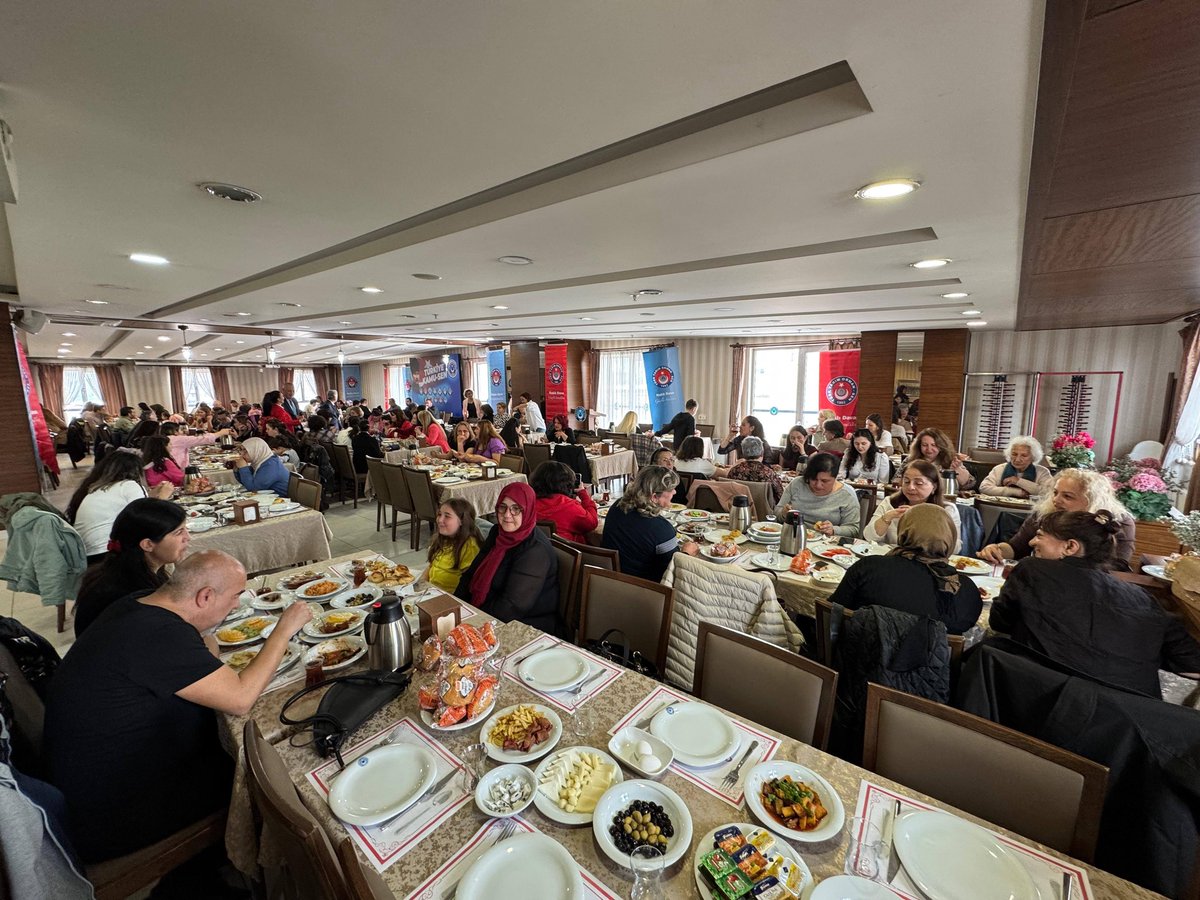 ttosgm's tweet photo. Anneler Günü Kutlu Olsun...
Sendikamız Genel Merkez Yönetim Kurulu olarak, Ankara Şubelerimizin Yönetim Kurulu üyeleri, kurum temsilcilerimiz ve kadın üyelerimizin katılımı ile Sendika Genel Merkezimizde anneler günü etkinliği düzenledik.
Açılış konuşmasını yapan 36 Nolu Ankara Şubemizin Başkanı ve Kadın Komisyonu Başkanımız Banu YAKAR tüm katılımcılara katılımlarından dolayı teşekkür etti. Akabinde günün anlam ve önemini belirten konuşmaları Genel Sekreterimiz Mustafa BUYRUK yaptı.  Tüm annelerin ve anne adaylarının anneler gününü kutladı. Bizler büyük bir ailenin neferleriyiz. Kendi evimizde aile bireylerimizle bir araya gelmenin haklı gururunu ve mutluluğunu yaşıyoruz dedi. Tüm katılımcılara katılımlarından dolayı teşekkür etti.
Anneler Günü kapsamında gerçekleştirdiğimiz kahvaltılı anma programında; Genel Başkanımız Ahmet Demirci, önceden planlanmış İstanbul programında bulunmasından dolayı anneler günü programımıza telefonla bağlandı.
Sayın Demirci, annelere ve anne  adaylarına geleceğimizi emanet edeceğimiz gelecek nesillerimizin eğitim, öğretim ve gelişmelerinde önemli faktörler olduklarını belirterek, dünyamızı güzelleştirme anlamında teşekkürlerini sundu. Program dolayısı ile anneler gününü kutladı.
Programın devamında, Kadın Komisyonu üyemiz,  Tarım ve Orman Bakanlığı Halk Müziği Korosu Başkanımız Sayın Betül Deryanur MIHÇI ve Bakanlık personelimiz Çağrı AKMAN annelerimize özel şarkılar söyleyerek etkinliğimize renk kattı.
Katılımcılarımıza teşekkür eder, saygılar sunar tüm annelerin gününü kutlarız.