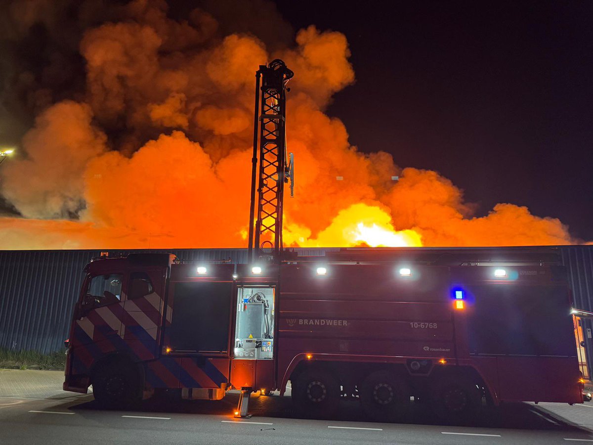 KeesJong1980's tweet photo. Vanmorgen een flinke brand in een berg schroot in de haven van Amsterdam. Met ons specialistisch blusvoertuig van post @gem_opmeer hebben we bijstand kunnen verlenen @vrnhn @AMSveilig Onder het motto; kleine brand kleine spuit en grote brand is grote spuit 💪🏻 https://t.co/6NTePc4tJ6