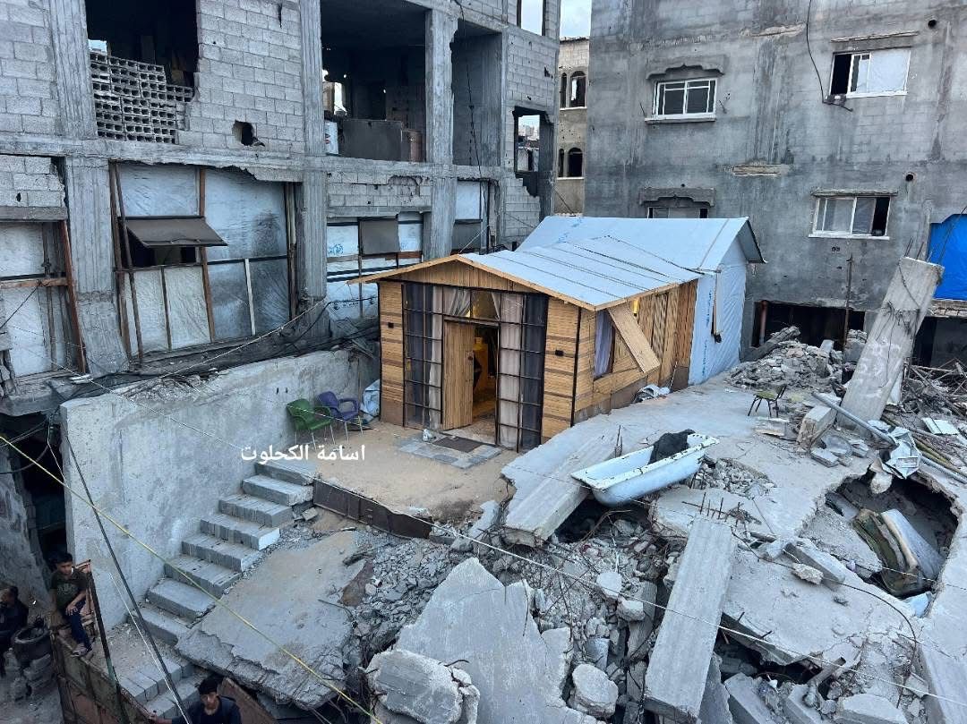 aljarmaqnet's tweet photo. الفلسطيني علاء جودة يصنع كوخًا خشبيًا بتصميم هندسي فوق منزله الذي دمره الاحتلال. https://t.co/lC2SRFvzhz