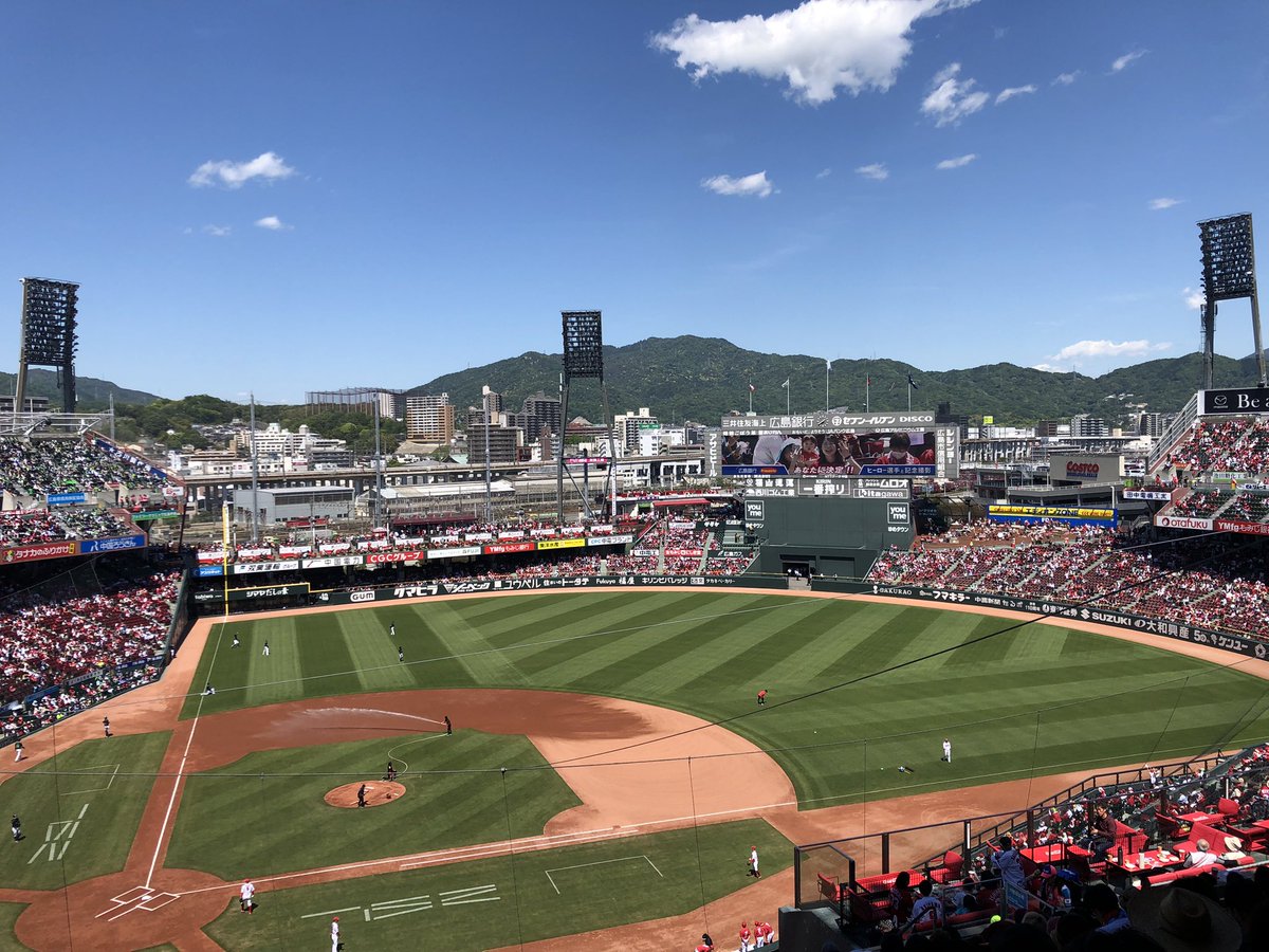 akibo33's tweet photo. マツダミュージアム土曜開館
～新色ネイビーブルーマイカの新型CX5カッコよし
ファミリアは子どもの頃に実家にあったので懐かし…歳がバレるな

からの

ズムスタ
～鯉燕戦

 #ロードスター
 #新型CX5
 #ネイビーブルーマイカ
 #マツダスタジアム
 #マツダミュージアム https://t.co/3nD2ymIf6g