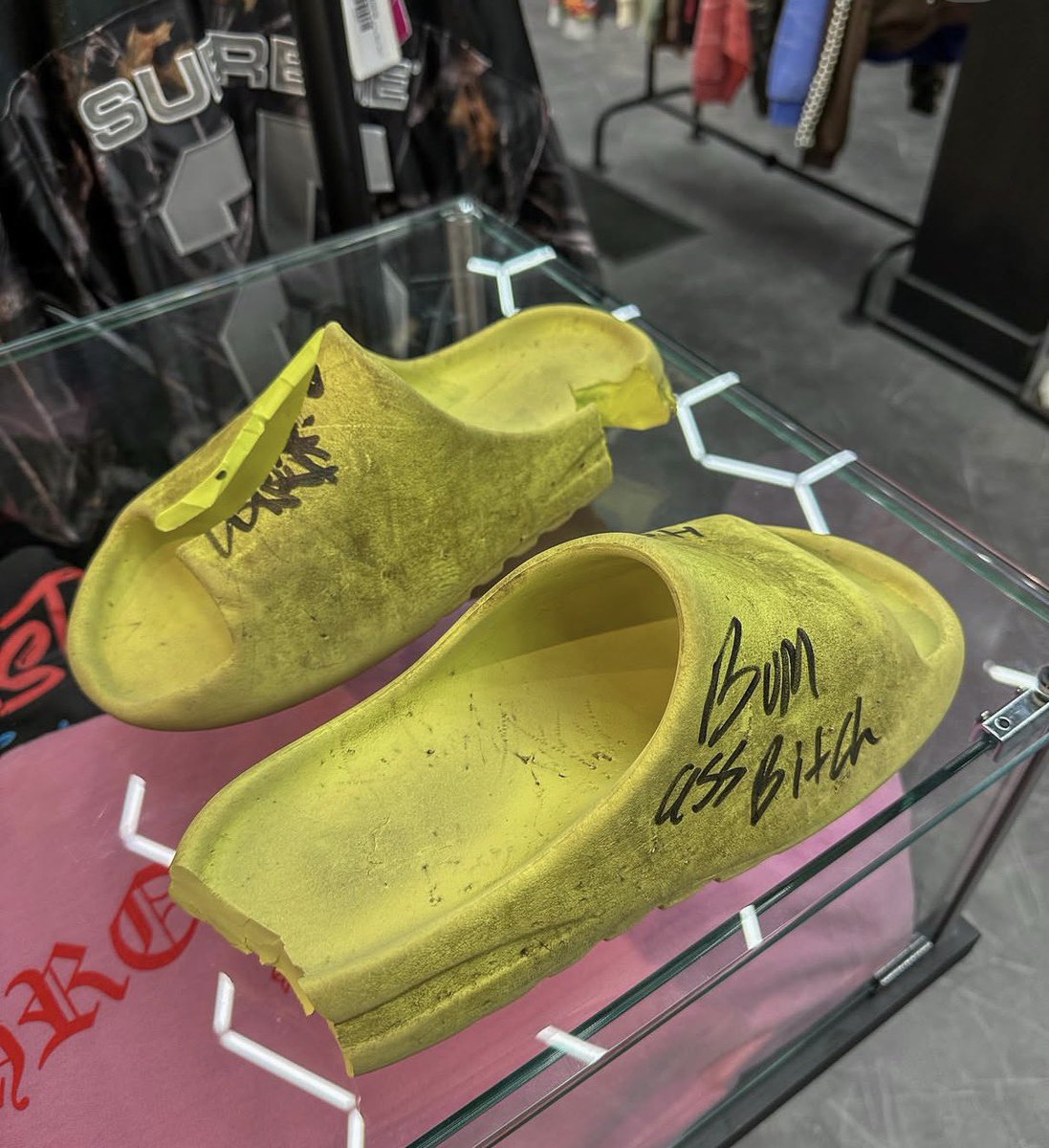 yegrandson's tweet photo. Kings, if you’re gonna cheat… at least protect your Yeezys 😭 https://t.co/tyqIca8j7A