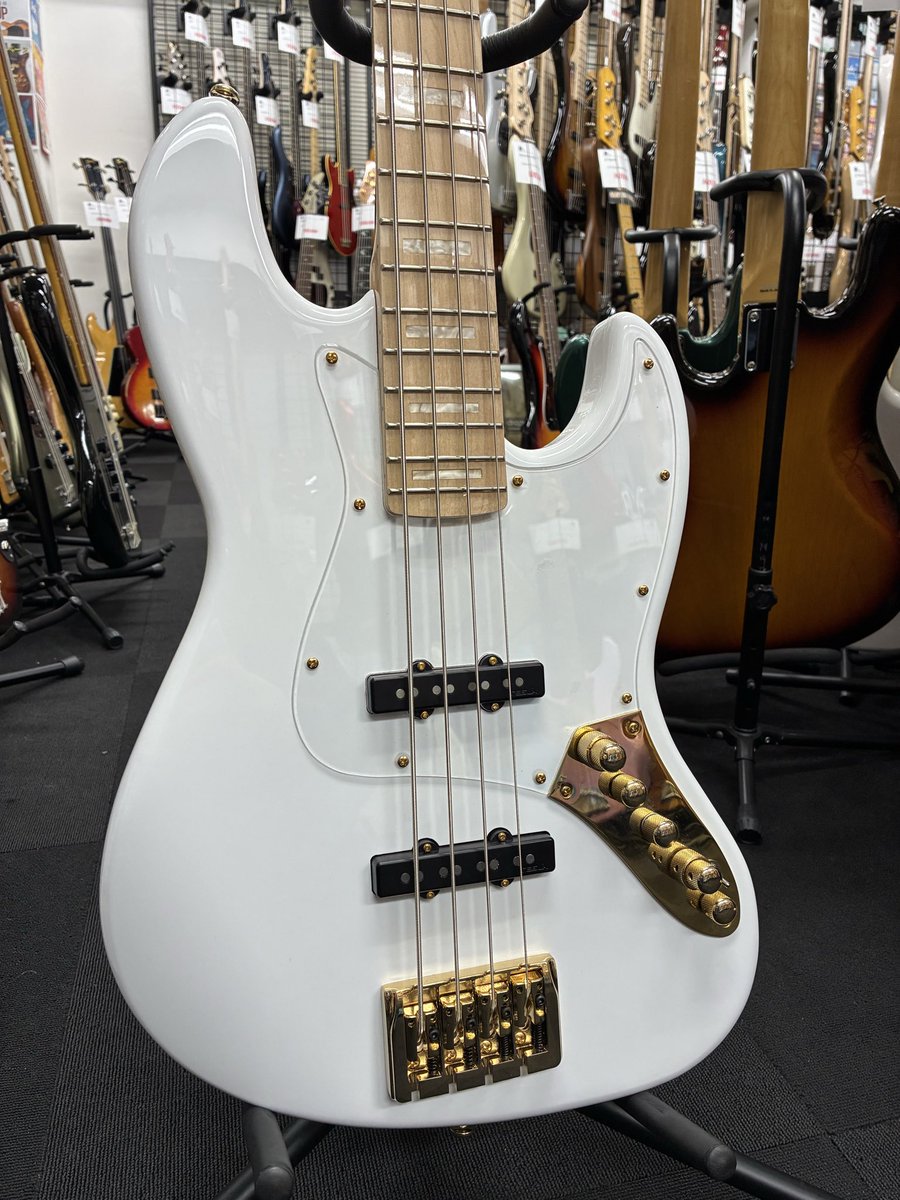 Swing Guitars / Jazz Deluxe 4 White 白と金のパーツより美しさを際