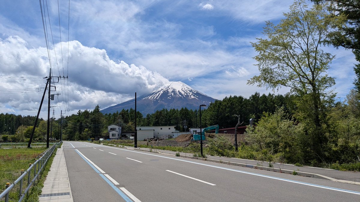 river_above's tweet photo. 今日は富士山が綺麗だったので、一周してきた。反対側は雲かぶってた。 https://t.co/IvZqrXdZOU