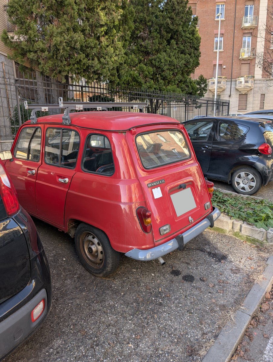 bartobonelli's tweet photo. In occasione dell'anniversario del ritrovamento del cadavere di Aldo Moro non posso non condividere l'avvistamento di questa Renault 4 rossa nel capoluogo sabaudo (non ho controllato il portabagagli) https://t.co/GAlk2Lddqm