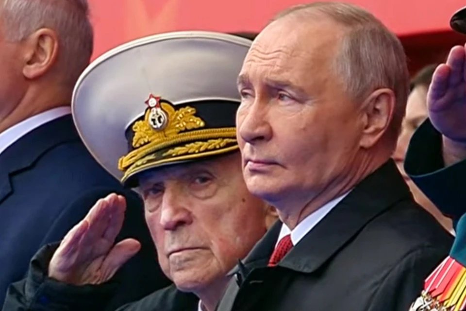 Знаете, что за ветеран был рядом с Путиным сегодня?
Это Свет Турунов.
Ему 100 лет, он реально воевал в 1943-44 годах.
А вот после войны, с конца 1950-х, Турунов более 30 лет работал в ЦК КПСС и был помощником министров обороны СССР, курируя ВПК.
То есть это буквально одна из
