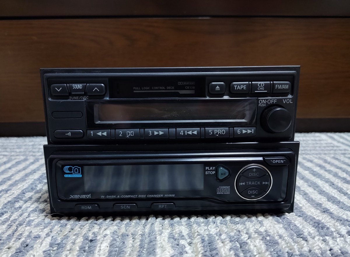 偶然見つけて綺麗で安かったので思わず保護。 Xanaviの1DIN4枚CD
