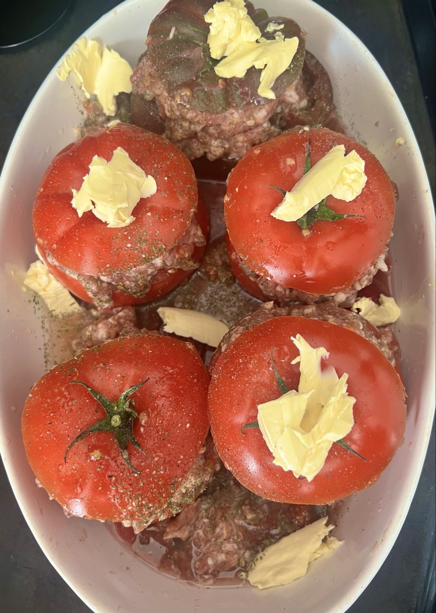 Pour le déjeuner : tomates farcies avec en accompagnement du riz thaï 😋
 🍅🧄🧅🌶️🍚🌿