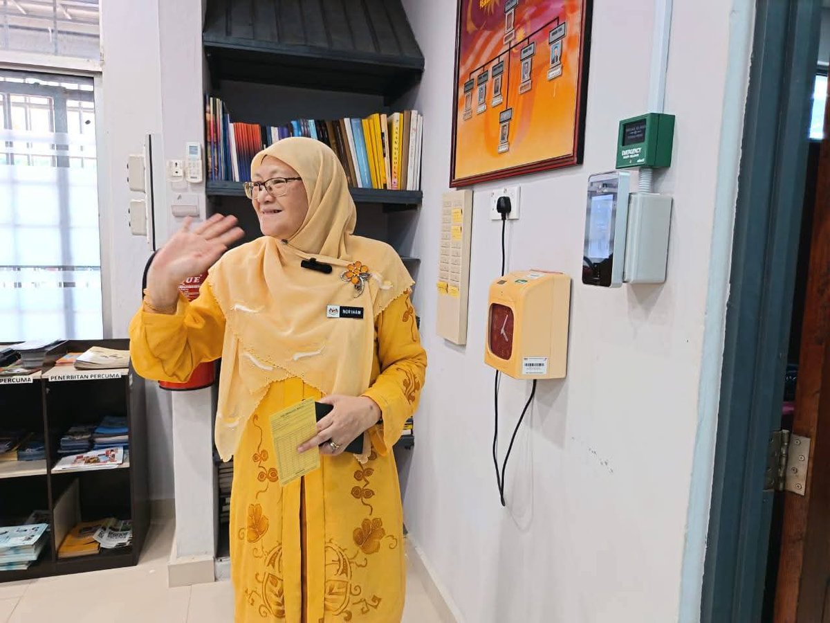 JapenKelantan's tweet photo. 23 April 2026, detik penuh makna, Puan Noriham Ahmad berakhir sebagai Penjawat Awam, Pegawai Penerangan Daerah Pasir Mas. Selamat bersara.

#Malaysiamadani 
#Taatsetia 
#JabatanPeneranganMalaysia https://t.co/Ycya1JkJRj