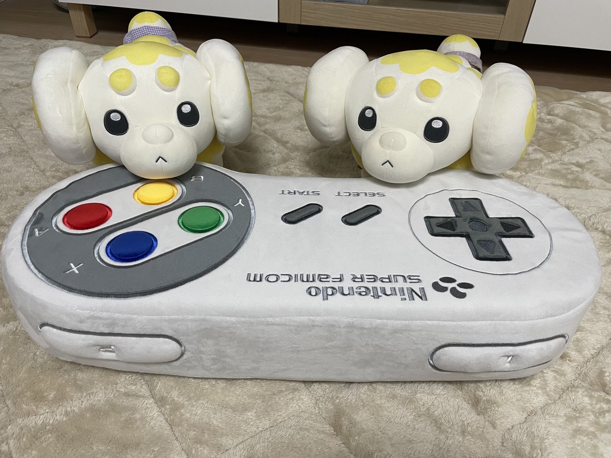 32hoya32's tweet photo. 先日ニンテンドーミュージアムで手に入れたクッション、パピモッチとの相性が最高で素晴らしいんだけども😭🙏💕🎮 https://t.co/UKPlYGE0tF