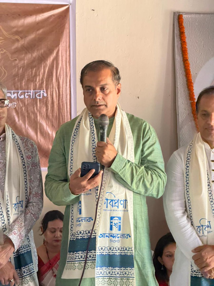 ahcisylhet's tweet photo. ৮ই মে,  AHCI সিলেট সংস্কৃত কলেজে রবীন্দ্রনাথ ঠাকুরের ১৬৫তম জন্মবার্ষিকী উদযাপনে আনন্দলোক, সিলেটের সাথে যোগ দেয়। AHC অনিরুদ্ধ দাস তাঁর শ্রদ্ধাঞ্জলিতে উল্লেখ করেন যে, গুরুদেব ঠাকুরের সৃষ্টি ও আদর্শ ভারত ও বাংলাদেশের মধ্যে শক্তিশালী সাংস্কৃতিক বন্ধন তৈরিতে অবদান রেখেছে।
@MEAIndia https://t.co/r3XFIGYGaC