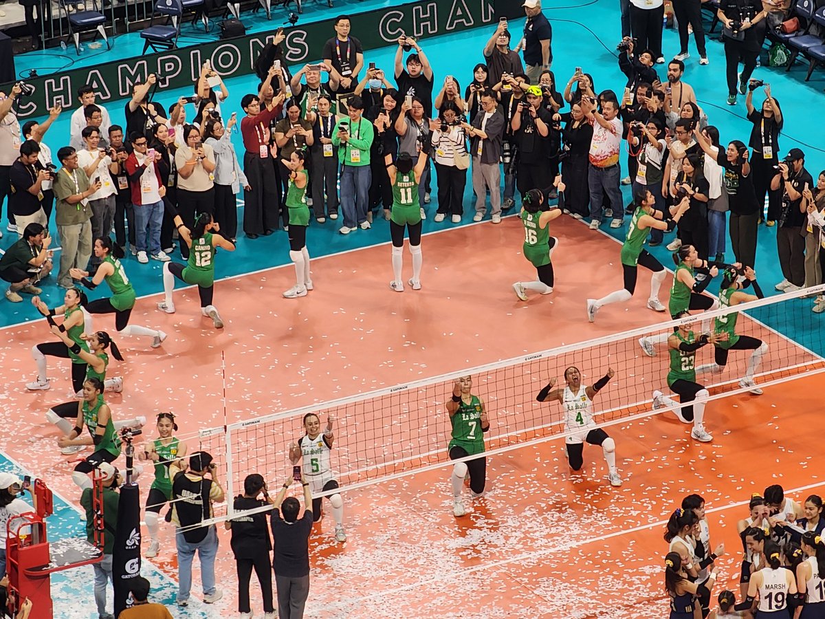 Yum__08's tweet photo. extend na ba lahat, sure na? Congrats DLSU Lady Spikers! from your number 1 basher https://t.co/Z6RFPWImp2
