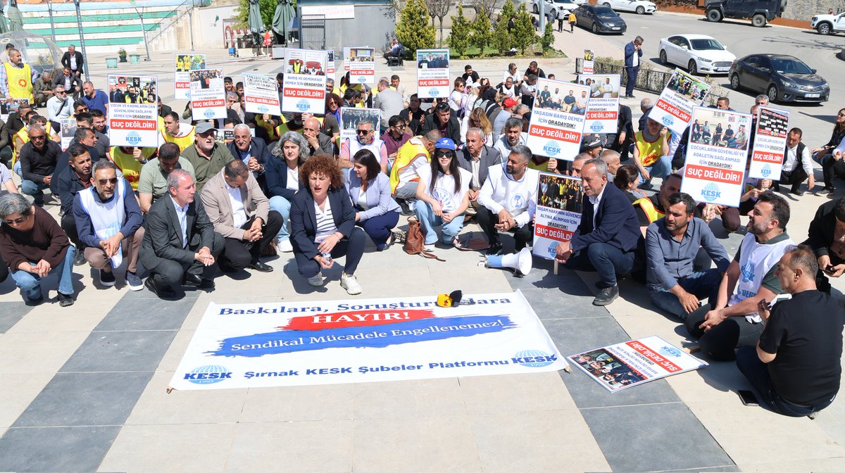 SirnakSes's tweet photo. Emek ve demokrasi mücadelesi yürüten sendikalara ve temsilcilerimize yönelik baskı, yıldırma ve tasfiye politikalarına karşı ses olmak için ; KESK Eş Genel Başkanı Ayfer Koçak,SES Eşbaşkanı  Nazan Karacabey SES MYK üyesi Deniz Topkan, Eğitim Sen Genel Sekreteri Zülküf Güneş, KESK MYK üyeleri Erdal Karakuş ve Döne Gevher, Tüm Bel Sen MYK üyesi Evindar Öncü, ; Batman, Amed, Urfa, Adıyaman, Siirt ve Mardin KESK bileşenleri; DEM Parti milletvekilleri Newroz Uysal ve Zeki İrmez, CHP Gaziantep Milletvekili Melih Meriç ile Şırnak Emek ve Demokrasi Güçleri’nin katılımıyla bir basın açıklaması gerçekleştirilmiştir.
Hukuksuz soruşturma ve açığa alma uygulamalarından derhal vazgeçilmelidir. Arkadaşlarımız görevlerine dönene kadar mücadelemizi kararlılıkla sürdürmeye devam edeceğiz.
@sesgenelmerkezi @KESK1995 @KESK_73 @sirnakegitimsen @sesamed21 @MardinSes @SesSiirt @SESBATMAN @tumbelsen @MardinEgitimsen @egitimsen21 @egitimsencizre