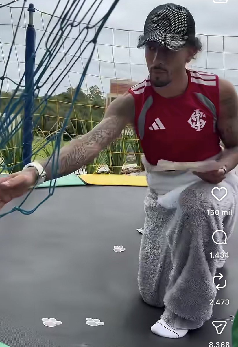 willianpoleto's tweet photo. @psartorii_ @ESPNBrasil Raphinha é colorado. Volta e meia tá no Beira-Rio. https://t.co/mw0TPpaCo6