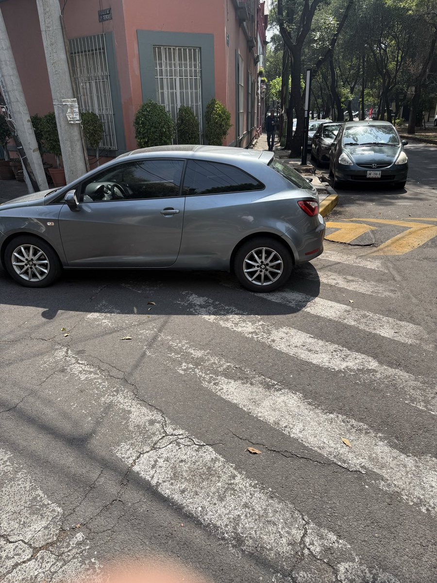dan_glez's tweet photo. @UCS_GCDMX @OVIALCDMX  Este  coches está bloqueando el paso peatonal y rampa de discapacitados desde hace varias horas. Ciencias esquina con Tamaulipas (Hipódromo Condesa) https://t.co/MQQlIsN4q4