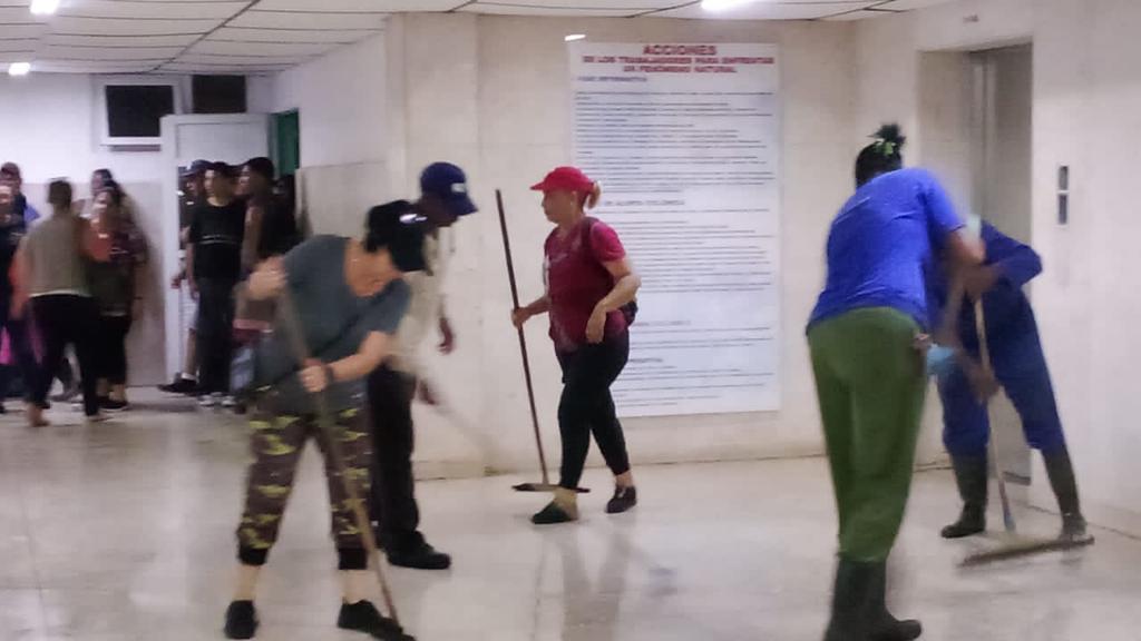 rlicea_mojena's tweet photo. Una productiva jornada de viernes, como parte de las actividades de cambio de labor, los trabajadores de Comercio y Gastronomía, y Hotelería y Turismo, se volcaron hacia labores de producción de alimentos y  limpieza del Hospital #CubaEstáFirme #IslaDeLaJuventud #SentirPinero https://t.co/VyqO2JmL4I