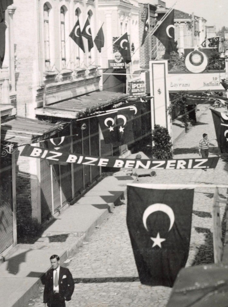 onur_1283's tweet photo. "Ne yapalım ki, demokrasiye benzemiyormuş, sosyalizme benzemiyormuş, hiçbir şeye benzemiyormuş! Efendiler, biz benzememekle ve benzetmemekle iftihar etmeliyiz. Çünkü BİZ BİZE BENZİYORUZ."

Atatürk - 1921 https://t.co/fpYCX86RYN