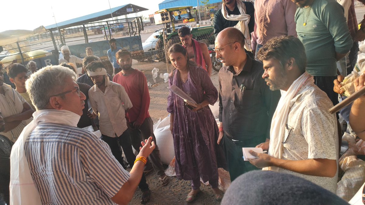 संभाग आयुक्त ग्‍वालियर संभाग श्री मनोज खत्री  ने शनिवार को गेहूं उपार्जन केंद्र का आकस्मिक निरीक्षण कर उपार्जन कार्यों की व्यवस्थाओं का जायजा लिया। उन्होंने उपार्जन प्रक्रिया, तौल व्यवस्था, भुगतान,परिवहन एवं अन्य सुविधाओं की जानकारी प्राप्त की तथा आवश्‍यक निर्देश दिए।
#AshokNagar