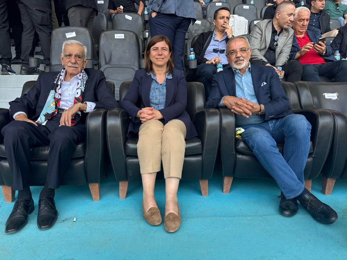 sakiksirri's tweet photo. Muş Spor kaybetmedi, Mardin 1969 Spor kazandı. He iki takımı da yürekten kutluyorum.
Bugünün en güzel yanı; aynı tribünde kardeşliğin, dayanışmanın ve birlikte yaşama umudunun büyümesiydi.

Ve elbette teşekkürler Amedspor…
Amed ruhuyla her iki takıma da ev olduğu, dostluğun sahadaki skordan daha büyük olduğunu gösterdiği için.