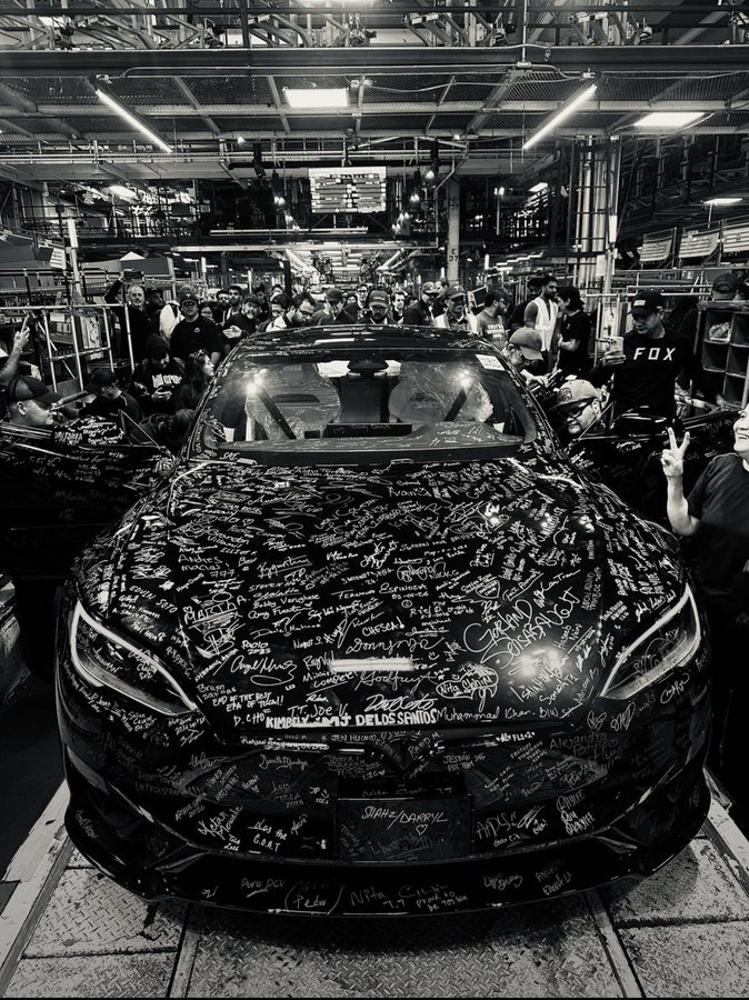 Teslarati's tweet photo. The final Tesla Model S rolled off the lines at Fremont and was signed by all employees. https://t.co/JFqSb3UP5U