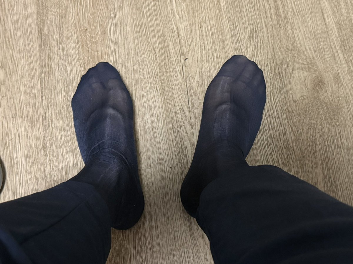 Tomatobriy's tweet photo. 穿了一天有点熏，打算明早做完有氧再换
#臭脚 #男士丝袜 #正装丝袜 https://t.co/sTyg0VM8QO