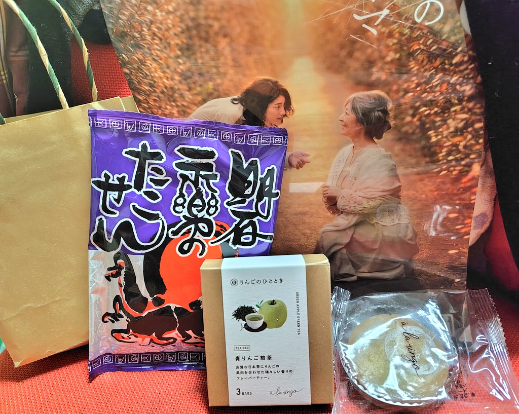4423well_made's tweet photo. フォロワーさんにお願いしていたアクスタ無事受け取りました〜✨️めっっっちゃデカ可愛い〜😇
サプライズでブロもあって、感謝しかない🙏🙏🙏お土産もありがとう〜✨️ https://t.co/XlFNBF0TBz