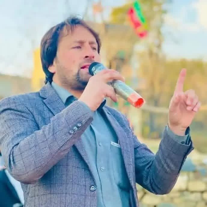 PTIofficial's tweet photo. یہ نوجوان اسد درانی ہے، جن کا تعلق ضلع دیر لوئر کے میدان سے ہے، 9 مئی کو عمران خان کی گرفتاری کے بعد وہ پُرامن احتجاج میں شریک ہوئے، جس کے بعد انہیں گرفتار کر لیا گیا، اسد درانی کئی ماہ تک فوجی حراست میں رہے، بعد ازاں ملٹری کورٹ نے انہیں 4 سال قید کی سزا سنا دی، اس وقت وہ پشاور سینٹرل جیل میں اپنی سزا کاٹ رہے ہیں۔
اسد درانی پاکستان تحریک انصاف کے پرانے کارکن ہیں، وہ ٹریول ایجنسی کا کام کرتے تھے۔
اسد درانی کے دو بچے ہیں، جو روزانہ اپنے والد کے انتظار میں گھر کے دروازے پر بیٹھے ہوتے ہیں، جبکہ ان کی اہلیہ آج بھی اسی امید کے ساتھ انتظار کر رہی ہیں کہ شاید آج یا کل ان کے شوہر رہا ہو جائیں۔
قوم اسد درانی کو سلام پیش کرتی ہے۔
#May9th_FalseFlag