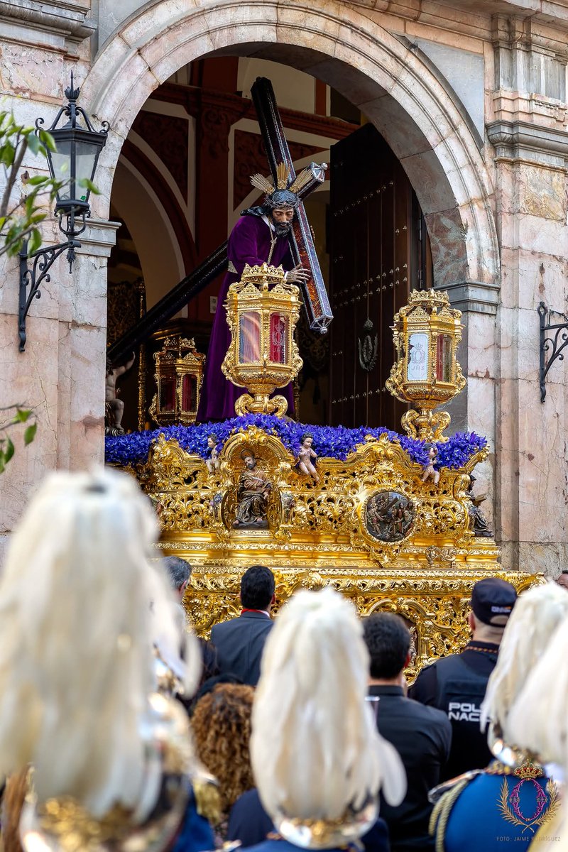 hermandaddelao's tweet photo. La Hermandad de la O desea expresar públicamente su más sincera y emocionada felicitación a la @bandasol por la concesión, por parte del Excmo. Ayuntamiento de Sevilla, de la Medalla de Oro de la ciudad.

Tan alta distinción supone el justo reconocimiento a una trayectoria marcada por la excelencia musical, la entrega constante y el firme compromiso con Sevilla, sus Hermandades y la tradición cofrade. 

A lo largo de los años, la formación ha sabido forjar un estilo propio y una identidad inconfundible, convirtiendo su música en parte indispensable de la memoria sentimental de nuestra Semana Santa.

Nos unimos, con profunda alegría, al reconocimiento que la ciudad tributa a una formación ejemplar y querida, cuyo trabajo ha dejado una huella imborrable en generaciones de cofrades y músicos.

Que Nuestro Padre Jesús Nazareno continúe guiando y bendiciendo el caminar de todos sus componentes.
