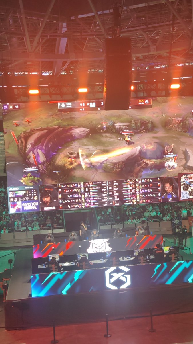 Weleloable's tweet photo. @KuentinLoL Tron di por ahí que suban los altavoces. Quién coño ha decidido que ahí estaban buen puestos? https://t.co/jmC0ANJ8TE