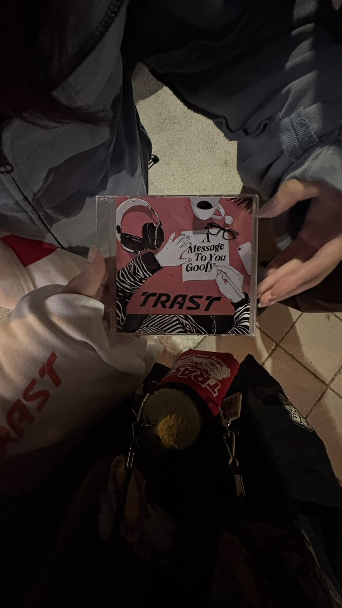 今日名古屋まで行ってよかった、
TRASTとFast Foolish見れてよかった
どっちも２月ぶりだったけど社会人になってから初めて聴くLife isでボロ泣きした