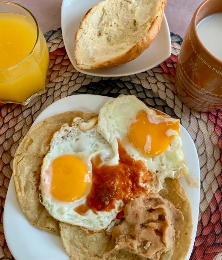 Y como mi mamá si me ama.... ya me preparó mi desayuno 😋😍😅😍😋

#DesayunoSaludable 
#ComerEsMiPasión