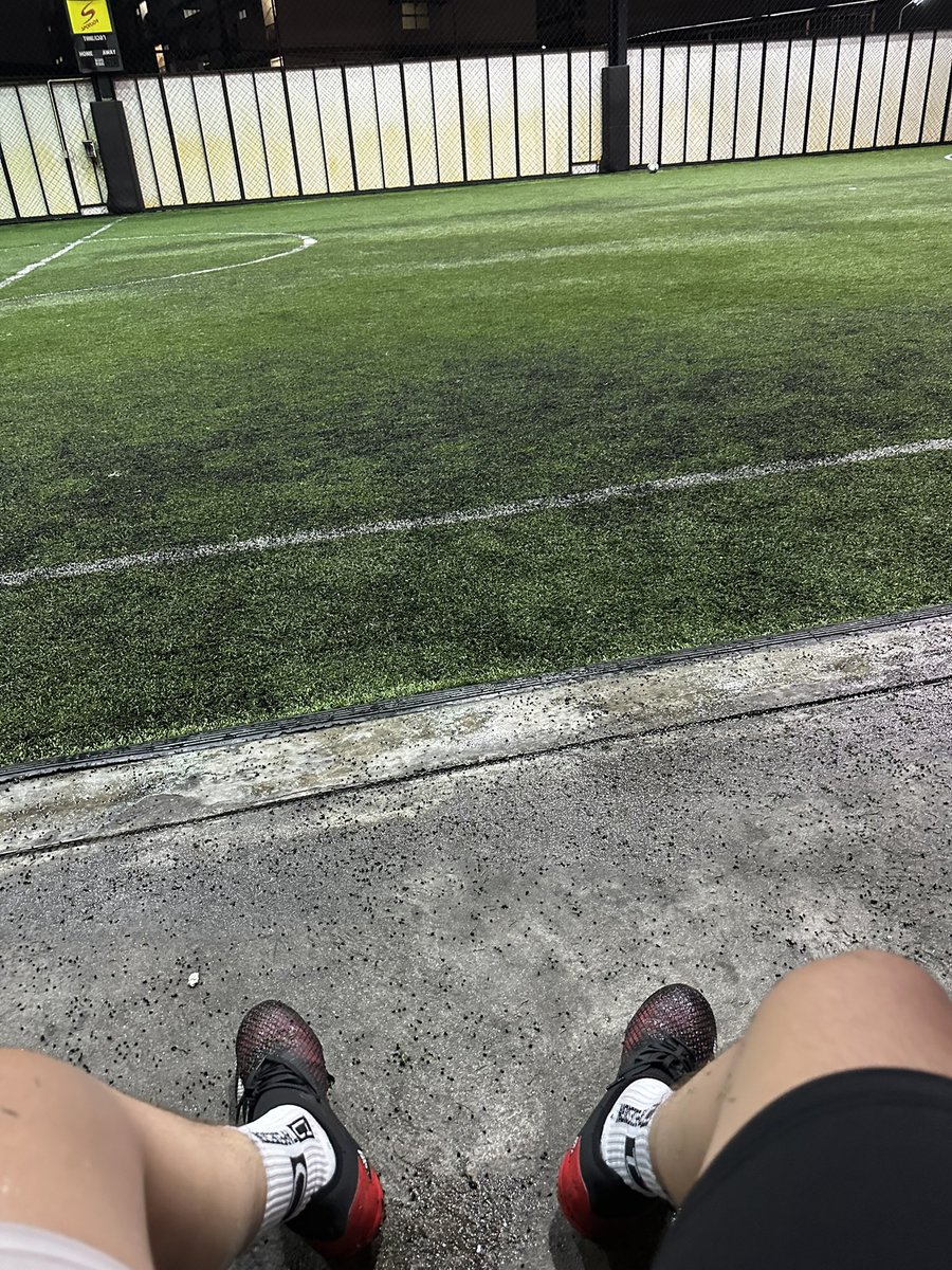 museonlyx's tweet photo. เตะบอลตอนฝนตก วางไว้หน้าห้องจะหายไหมครับ #sock #socker https://t.co/Q0yNmFDVRr