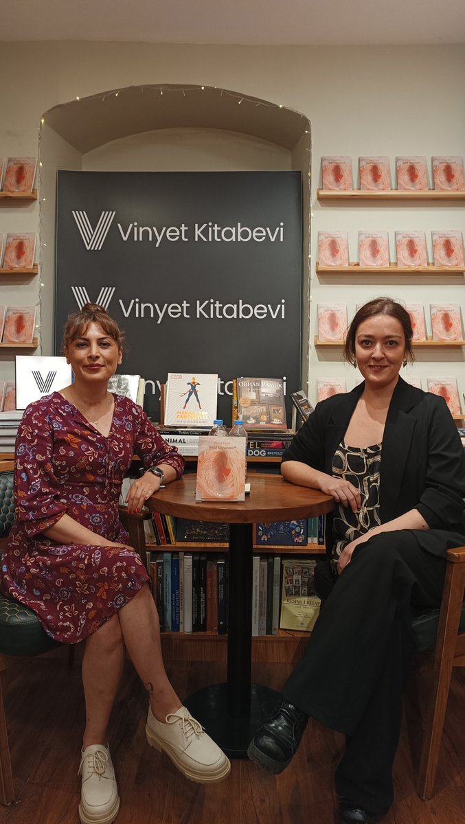 selyayincilik's tweet photo. Yazarımız Nuray Elçin, Baht Oyunları kitabı üzerine sevgili Mısra Gökyıldız ile Vinyet Kitabevi'nde söyleşti. 

Söyleşi ve imza etkinliğimize katılan tüm okurlarımıza teşekkür ederiz.🌻

@thepaintedbird_ @vinyetkitabevi https://t.co/gfQ3GgGJlY