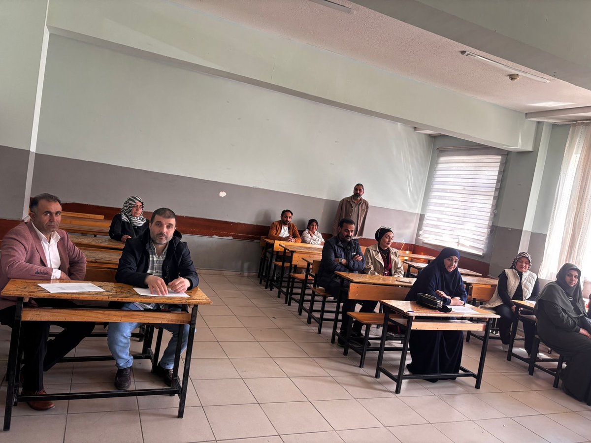 Reeal_04's tweet photo. 📚 Okulumuzda 2. dönem veli toplantımız gerçekleştirildi.

Öğretmenlerimiz velilerimizle bir araya gelerek öğrencilerimizin akademik durumları hakkında bilgilendirmelerde bulundu. Katılım sağlayan velilerimze teşekkür ederiz. 🌸
@hasan_kokrek @sendavut4848 @tcmeb @dogubayazitmem https://t.co/Hdzrg9E59a
