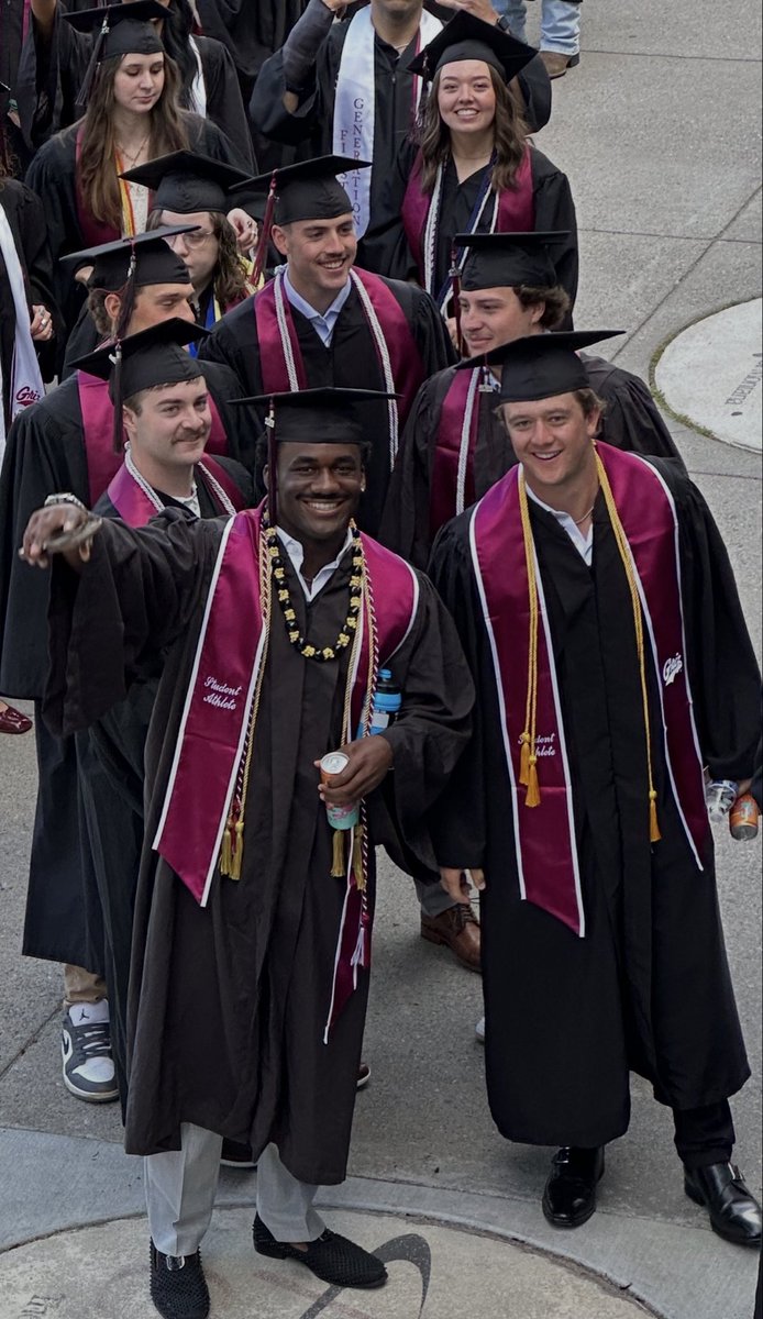 Coachbk_griz's tweet photo. Big Day for all our @umontana Graduates 🎓 A special congratulations to @eli_gillman &amp; @SliterGage 👍🏾 👏 Great people, teammates &amp; leaders on our team!  #Lifetime members of #TheFamilyYouChoose #WeAreMontana https://t.co/VF5yudBtnr