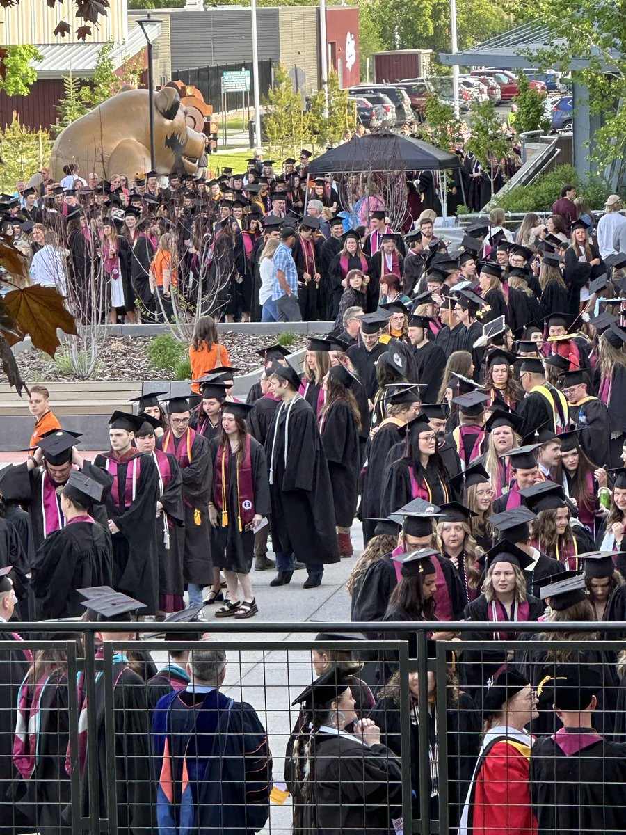 Coachbk_griz's tweet photo. Big Day for all our @umontana Graduates 🎓 A special congratulations to @eli_gillman &amp; @SliterGage 👍🏾 👏 Great people, teammates &amp; leaders on our team!  #Lifetime members of #TheFamilyYouChoose #WeAreMontana https://t.co/VF5yudBtnr