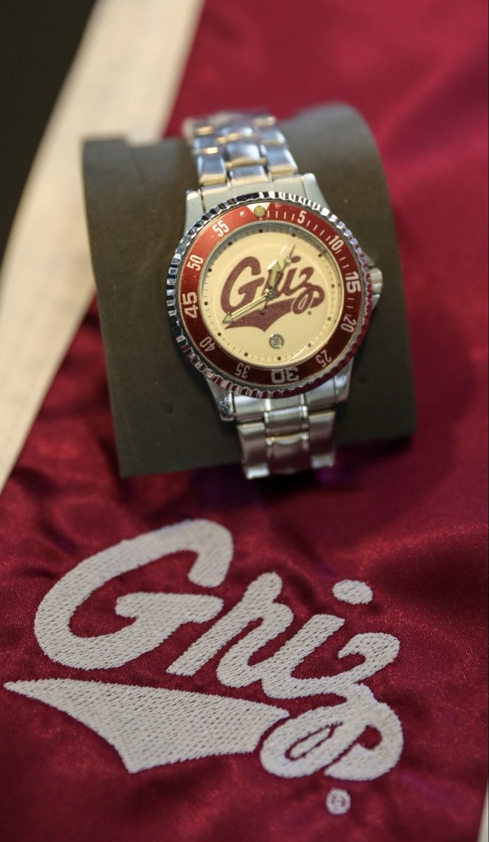 Coachbk_griz's tweet photo. Big Day for all our @umontana Graduates 🎓 A special congratulations to @eli_gillman &amp; @SliterGage 👍🏾 👏 Great people, teammates &amp; leaders on our team!  #Lifetime members of #TheFamilyYouChoose #WeAreMontana https://t.co/VF5yudBtnr