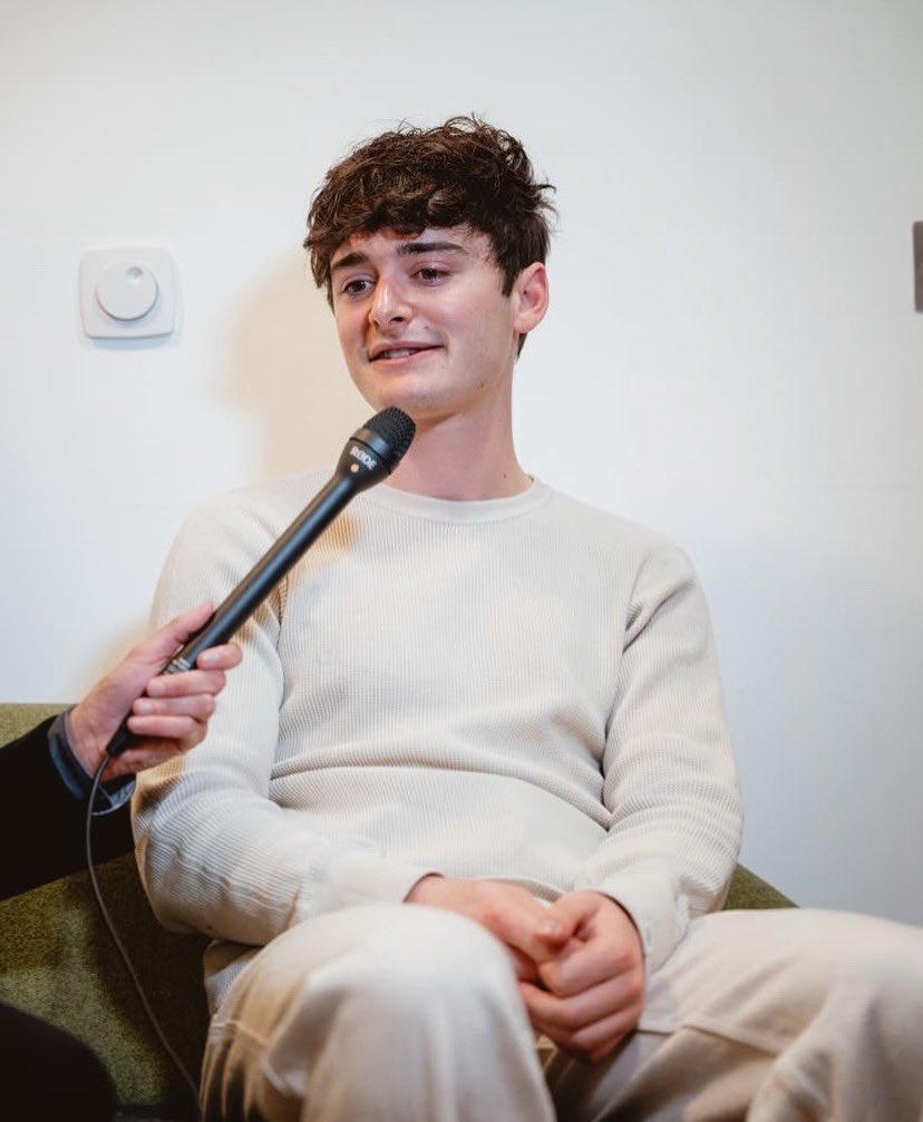 noahcschnappbr's tweet photo. ÍCONE! ❤️ Noah Schnapp durante um bate-papo incrível com o apresentador Jamal Niaz na Comic Con Liverpool. A entrevista completa chega em breve ao canal da Monopólio Eventos no YouTube! https://t.co/Ar2zaDHVDr