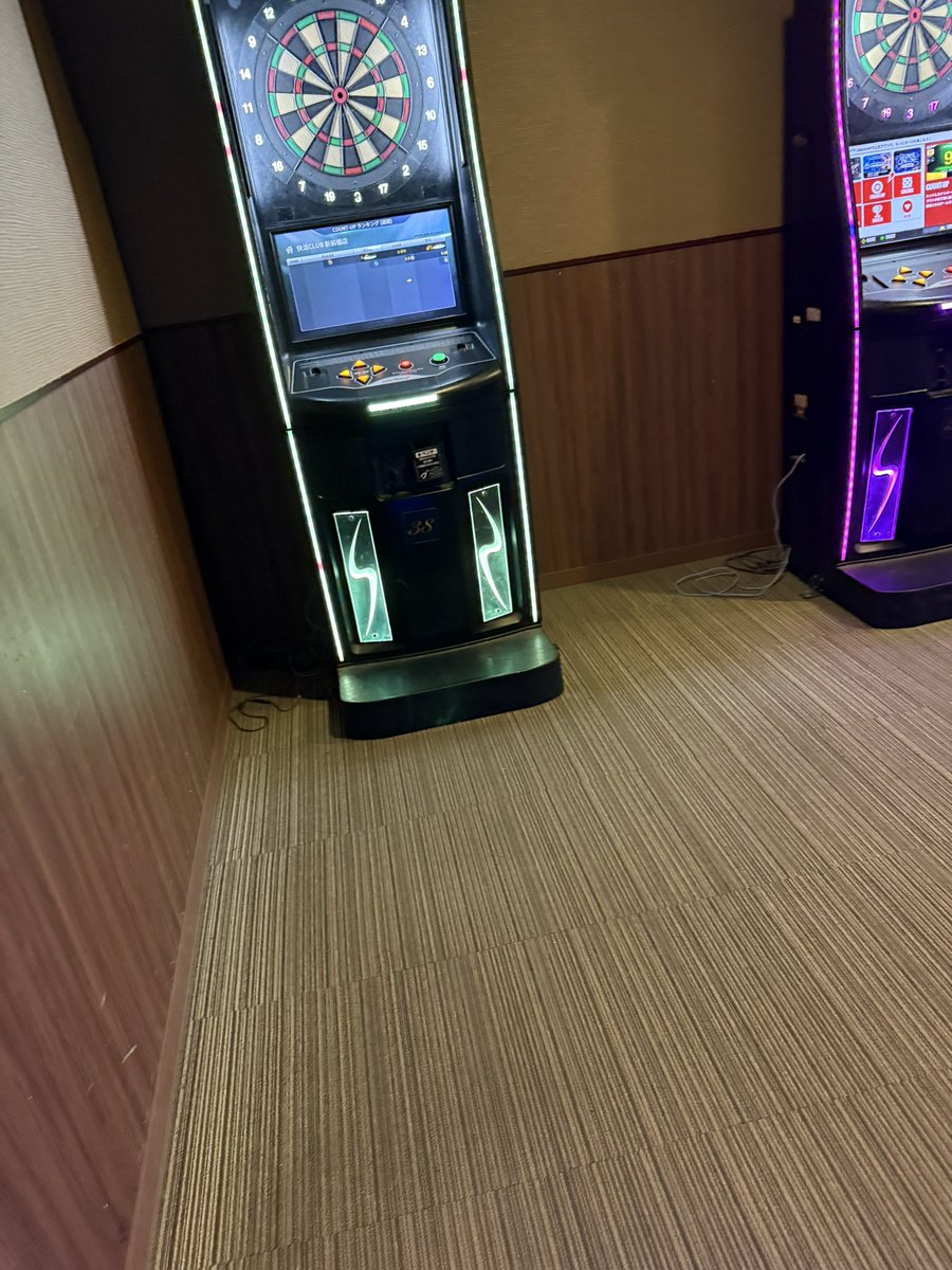 AfukzR's tweet photo. ダーツやりたすぎてこんな時間でも来ちゃう https://t.co/72vL6sBQjG